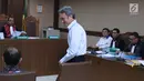 Terdakwa suap panitera Pengadilan Negeri Jakarta Pusat, Eddy Sindoro bersiap menjadi saksi pada sidang lanjutan dugaan menghalangi proses penyidikan KPK dengan terdakwa Lucas di Pengadilan Tipikor, Jakarta, Kamis (17/1). (Liputan6.com/Helmi Fithriansyah)