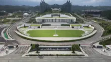 Sebelumnya, Menteri Sekretaris Negara (Mensesneg) Prasetyo Hadi mengungkap bahwa Presiden Prabowo Subianto memerintahkan Kepala Otorita Ibu Kota Nusantara (IKN) Basuki Hadimuljono untuk menyelesaikan pembangunan IKN dalam waktu tiga tahun. Tampak foto udara yang diambil pada 14 Agustus 2025 ini menunjukkan istana kepresidenan yang sedang dibangun di Ibu Kota Nusantara (IKN), ibu kota baru Indonesia yang direncanakan, di Kalimantan Timur. (Foto oleh AFP)