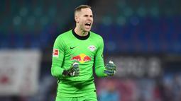 Peter Gulacsi. Kiper Hongaria berusia 31 tahun ini didatangkan dari RB Salzburg pada musim 2015/2016 dengan harga 3 juta euro saat RB Leipzig masih bermain di Bundesliga 2. Total hingga musim lalu telah tampil dalam 224 laga dengan mencatat 72 clean sheet. (Foto: AFP/Pool/Annegret Hilse)