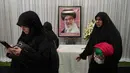 Televisi Pemerintah Iran mengonfirmasi bahwa Pemimpin Tertinggi Iran Ali Khamenei gugur dalam serangan itu. Tampak dalam foto, para wanita berjalan melewati potret mendiang Pemimpin Tertinggi Iran Ayatollah Ali Khamenei di kediaman duta besar Iran untuk Indonesia, Jakarta, Kamis 5 Maret 2026. (AP Photo/Tatan Syuflana)