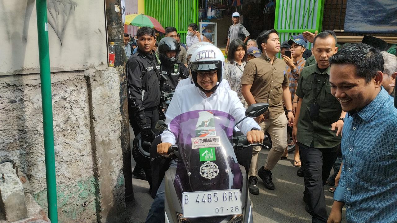 Capres Anies Baswedan kampanye menggunakan motor. Dia menyapa warga di Tanah Merah, Koja, Jakarta Utara, Selasa (28/11/2023)