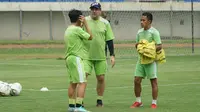 Pelatih Persib Bandung Robert Alberts langsung mempersiapkan program latihan untuk menghadapi Tira Persikabo. (Liputan6.com/Huyogo Simbolon)