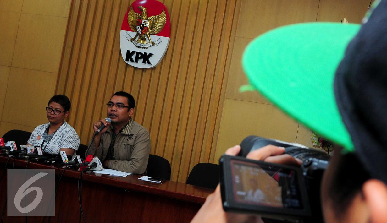 Priharsa Nugraha (kanan) memberikan penjelasan saat jumpa pers di Gedung KPK, Jakarta, Rabu (2/3). Direktorat Gratifikasi KPK menolak pengembalian uang tersebut karena terkait dengan tindak pidana yang sedang ditangani KPK. (Liputan6.com/Helmi Afandi)
