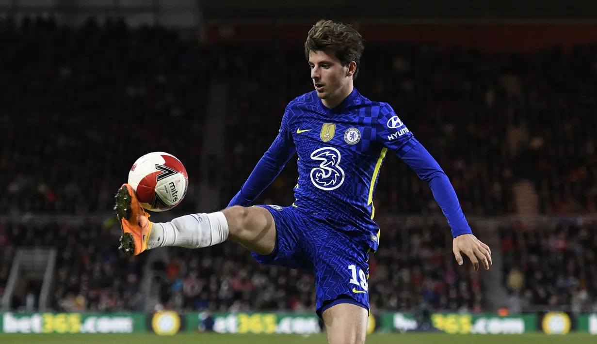 <p>Mason Mount bisa dibilang menjadi salah satu pemain terbaik Chelsea pada musim ini. Penampilannya yang konsisten ditambah fleksibilitas sebagai pemain tengah, membuatnya menjadi pilihan utama Thomas Tuchel. Ia juga mampu berada di puncak daftar untuk sejumlah statistik Chelsea musim ini, termasuk gol terbanyak (10) dan assist terbanyak (15). Sejauh ini, Mount telah mencatatkan 48 penampilan di semua kompetisi dengan 3.377 bagamenit bermain. (AFP/Oli Scarff)</p>