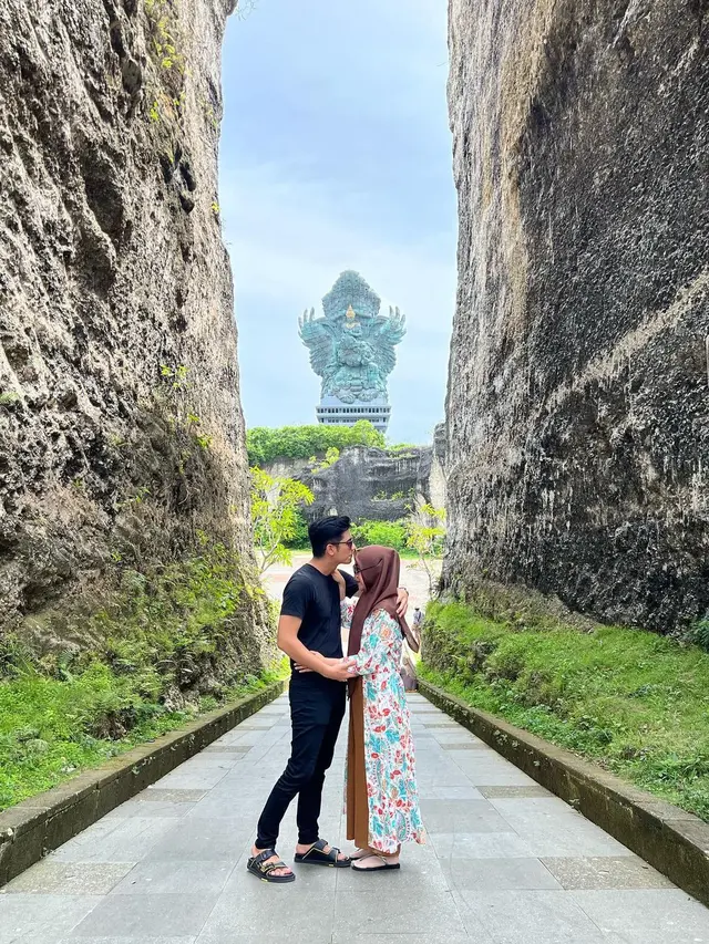 Dikabarkan Tengah Hamil, Ini 7 Potret Mesra Ria Ricis dan Teuku Ryan