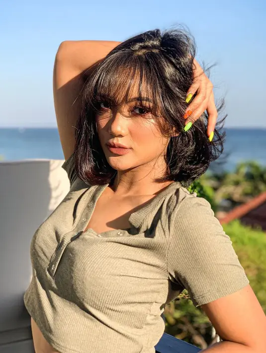 Lala tampil menawan dengan mengenakan busana bergaya kasual ditambah dengan tatapan tajamnya yang membuat para pria meleleh. (Liputan6.com/IG/@lalamarionmj)