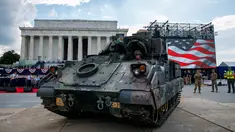 Seorang prajurit mengendarai kendaraan pengangkut lapis baja Bradley menuju Lincoln Memorial di Washington, Rabu (3/7/2019). Presiden Donald Trump berencana memamerkan Tank-tank tempur sebagai bagian dari perayaan Hari Kemerdekaan AS yang dikenal sebagai Fourth of July. (AP/Jacquelyn Martin)