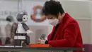 Seorang partisipan program pendidikan mempelajari LIKU, fasilitator pengajaran robotik, di sebuah pusat kesejahteraan warga lanjut usia (lansia) di Distrik Yangcheon, Seoul, Korea Selatan (16/11/2020). (Xinhua/Wang Jingqiang)