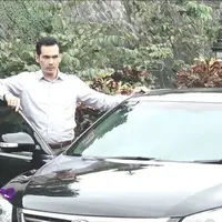 Atalarik Syah berperan sebagai sosok Kenan yang menjalani hidup dengan kepahitan, dan berbanding terbalik dengan istrinya, Tsania Marwa yang bermain peran antagonis menjadi Anne dalam serial Elif Indonesia.