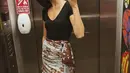 Ini adalah beberapa kumpulan potret Putri Marino mirror selfie dengan kain batik sebagai bawahan. Daily outfitnya dipadu dengan kain batik, seperti black t-shirt polos dipadu dengan kain bernuansa cokelat bercorak floral ini. Foto: Instagram.