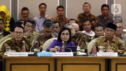 Menteri Keuangan Sri Mulyani (tengah) bersama Menko PMK Muhadjir Effendy (kanan) dan Dirut BPJS Kesehatan Fahmi Idris saat rapat kerja gabungan dengan DPR di Kompleks Parlemen, Jakarta, Selasa (18/2/2020). Rapat diikuti Komisi II, Komisi VIII, Komisi IX, dan Komisi XI DPR. (Liputan6.com/Johan Tallo)