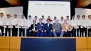 Menteri Ekonomi dan Energi Jerman Peter Altmaier (dua kanan depan), Menperin Airlangga Hartarto, Presdir PT Astra International Tbk Prijono Sugiarto foto bersama 16 mahasiswa peraih sertifikasi DIHK di Jakarta, Kamis (1/11). (Liputan6.com/Pool/Mulawarman)