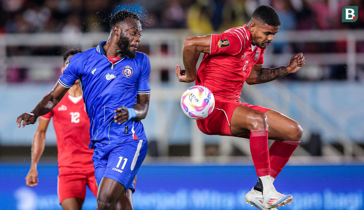<p>Pemain Arema FC, Charles Lokoli Ngoy (kiri) berebut bola dengan pemain Borneo FC, Ronaldo de Souza pada laga final Piala Presiden 2024 di Stadion Manahan, Solo, Minggu (4/8/2024). (Bola.com/Bagaskara Lazuardi)</p>