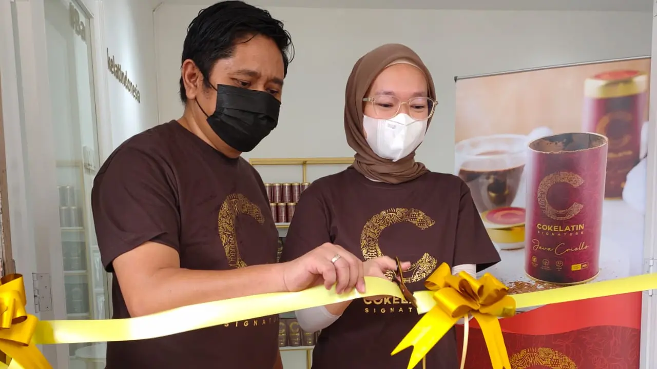 Nugroho Surosoputra bersama Irena Surosoputra meresmikan Cokelatin Signature