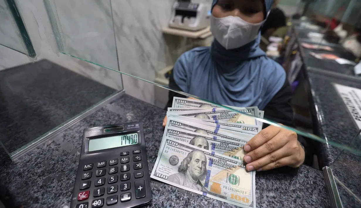 Karyawan menunjukkan uang pecahan dolar Amerika Serikat (AS) di salah satu gerai penukaran mata uang asing, Jakarta, Rabu (5/5/2026). Bank Indonesia (BI) resmi akan memperketat pembatasan pembelian dolar AS tanpa dokumen pendukung (underlying). (Kapanlagi.com/Budy Santoso)