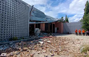 Sebuah bangunan rusak terlihat pasca gempa berkekuatan magnitudo 6,7 di Palu, Sulawesi Tengah, Selasa 16 Juni 2026. (MUHAMMAD RIFKI/AFP)
