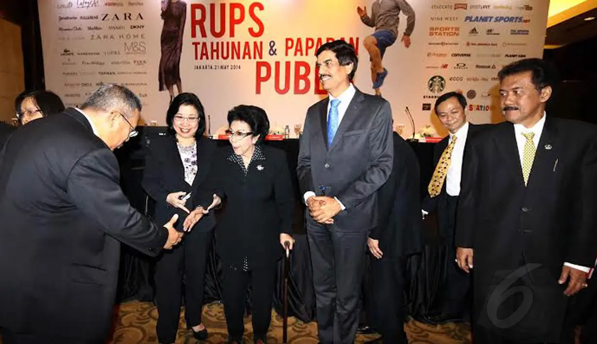 Dalam rapat yang digelar Rabu (21/05/14) hadir Presiden Direktur PT Mitra Adiperkasa (MAP) Tbk HBL Mantiri (tiga dari kanan) (Liputan6.com/ Johan Tallo)