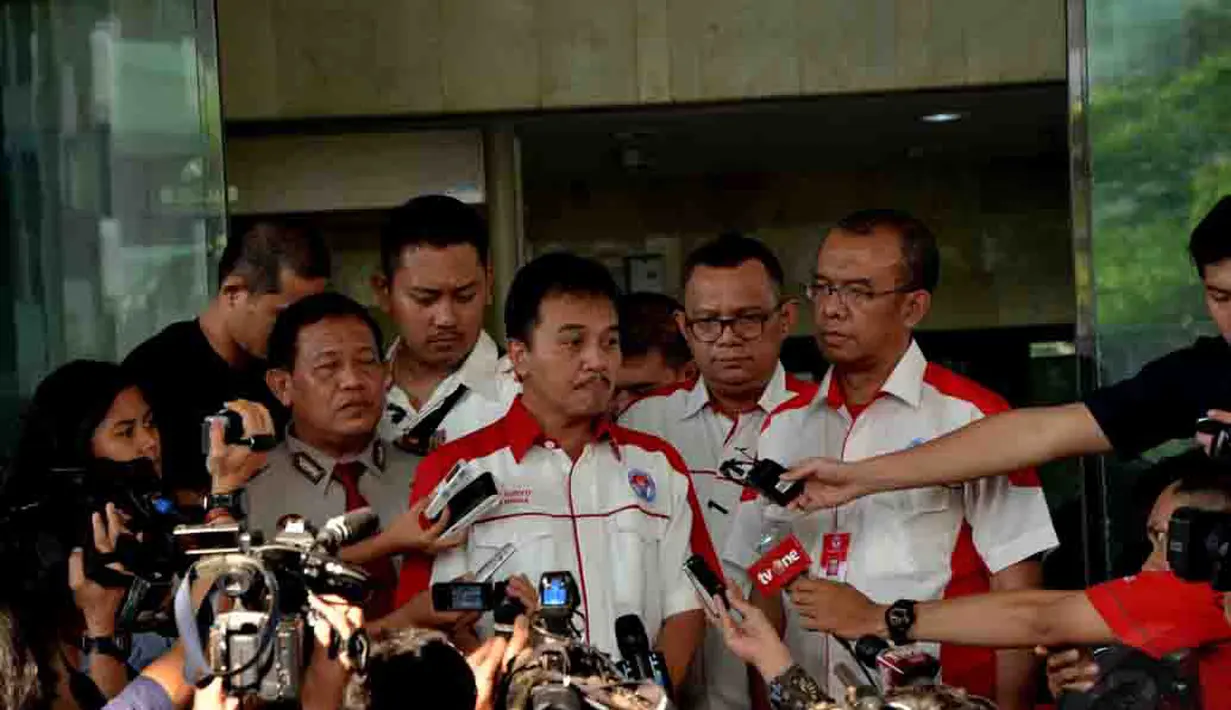 Keluar dari Gedung KPK, Roy Suryo tampak dikerumuni para wartawan. (Liputan6.com/Johan Tallo)