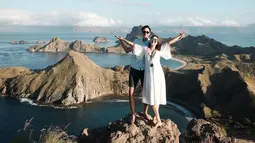 Menikmati keindahan Labuan Bajo bersama pasangan tentu menyenangkan. Darius dan Donna juga melakukan hal tersebut, bahkan dalam foto tersebut terlihat bergaya bak film Titanic. (Liputan6.com/IG/@dagnesia)