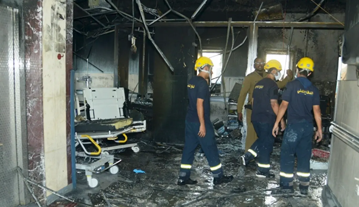 Petugas memeriksa kerusakan pasca kebakaran yang terjadi di RS Umum Jazan, Arab Saudi, Kamis (24/12). 25 orang tewas dan 107 luka-luka akibat kebakaran yang terjadi di ICU dan kamar bersalin di rumah sakit itu. (REUTERS/Saudi Press Agency)