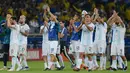 Para pemain Argentina mengucapkan selamat tinggal kepada penonton setelah kalah dari Brasil dalam semifinal Copa America 2019 di Stadion Mineirao, Belo Horizonte, Brasil, Selasa (2/7/2019). Brasil lolos ke final Copa America 2019 setelah menghajar Argentina 2-0. (AP Photo/Eugenio Savio)