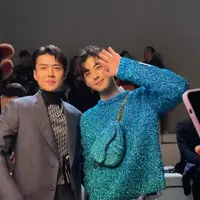 Dua idola tampan asal Korea Selatan itu tampil memukau dalam balutan busana Dior.