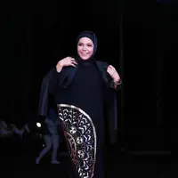 Dewi Sandra hadir dengan mengenakan busana muslim serba hitam.  Sedikit dengan motif dan dipandu dengan jilbab dengan warna gelap menambah serasi. "Thank you @dinipratiwiira for the lovely dress" (Nurwahyunan/Bintang.com)