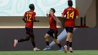 Selebrasi pemain Timnas Spanyol U-17, Roberto Martin (tengah) setelah mencetak gol kedua ke gawang Uzbekistan U-17 dalam pertandingan babak penyisihan Grup B Piala Dunia U-17 di Stadion Manahan, Solo, Kamis (16/11/2023). (Bola.com/Arief Bagus)