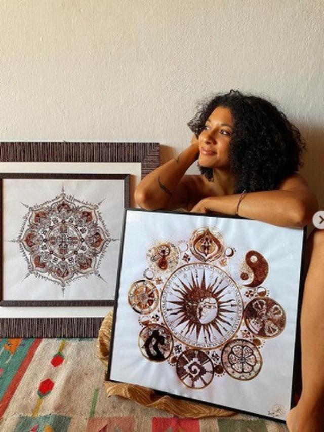 melukis dengan darah haid