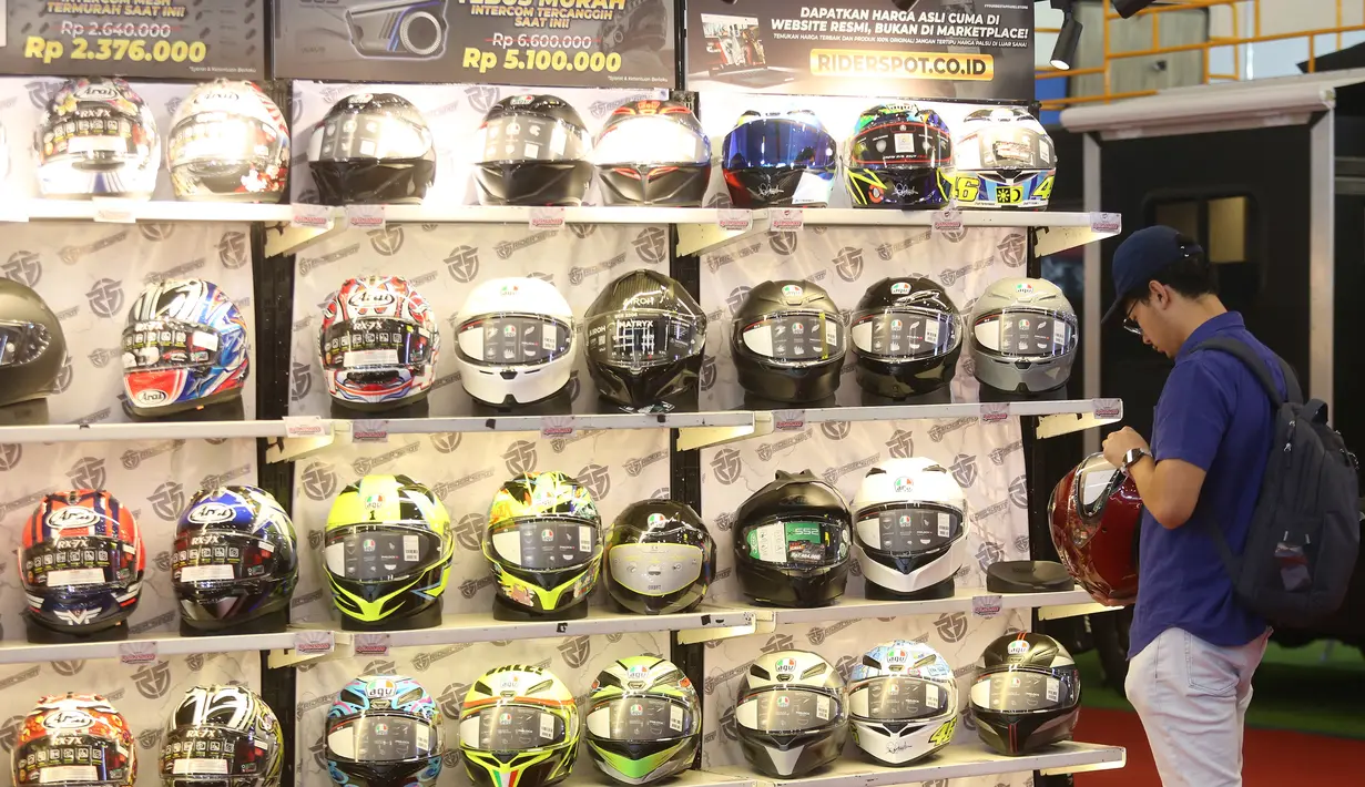 Pengunjung pameran dapat menjelajahi berbagai sepeda motor, aksesori, perlengkapan berkendara, dan industri pendukung. (merdeka.com/Arie Basuki)