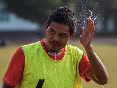 Penyerang Persija Jakarta, Bambang Pamungkas mengikuti latihan bersama tim Macan Kemayoran jelang Piala Presiden 2015 di Lapangan Yon Zikon 14, Jakarta, Senin (24/8/2015). (Bola.com/Vitalis Yogi Trisna)