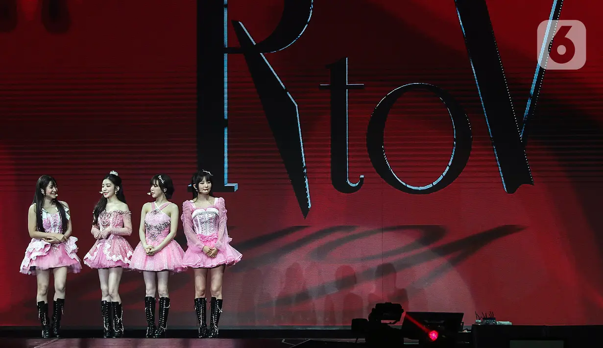 Setelah tiga lagu tersebut, para anggota menyapa ReVeluv yang hadir. Mereka semua kembali mengenalkan dirinya. (Liputan6.com/JohanTallo)