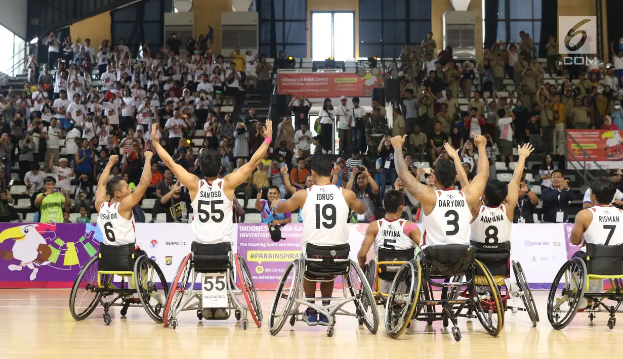 Pebasket difable Indonesia merayakan kemenangan atas Malaysia pada laga Indonesia Para Games Invitational Tournament 2018 di Hall A Senayan, Jakarta, Minggu (1/7). Indonesia unggul 54-53. (Liputan6.com/Helmi Fithriansyah)