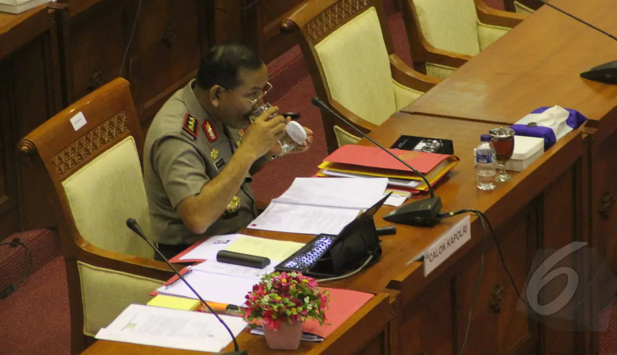 Komjen Pol Badrodin Haiti saat mengikuti Uji kelayakan dan kepatutan (fit and proper test) calon Kapolri di Komisi III DPR, Jakarta, Kamis (16/4/2015). Badrodin tampak meminum air yang disediakan.(Liputan6.com/Helmi Afandi)