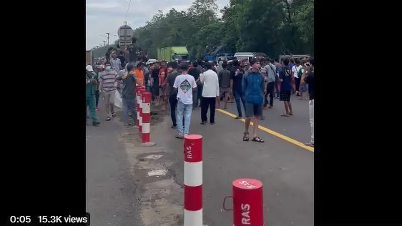 Sebuah keramaian terlihat di salah satu ruas jalan imbas kemacetan yang terjadi di Tol Cipularang. Warga disebut tengah memblokir jalan.