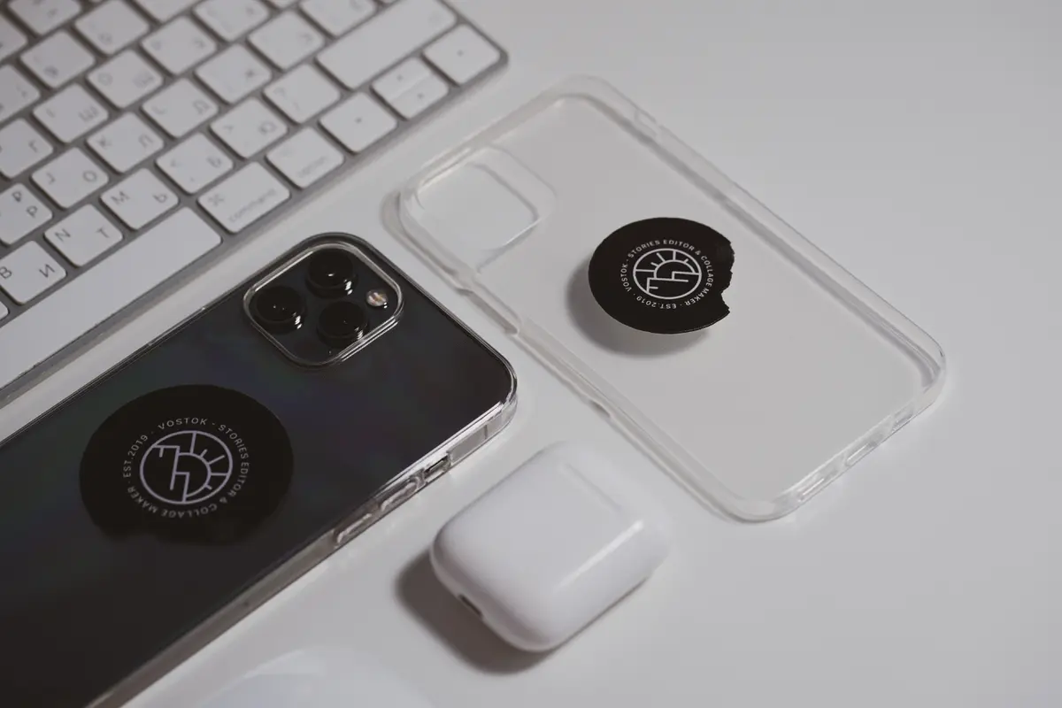 ilustrasi casing hp bening