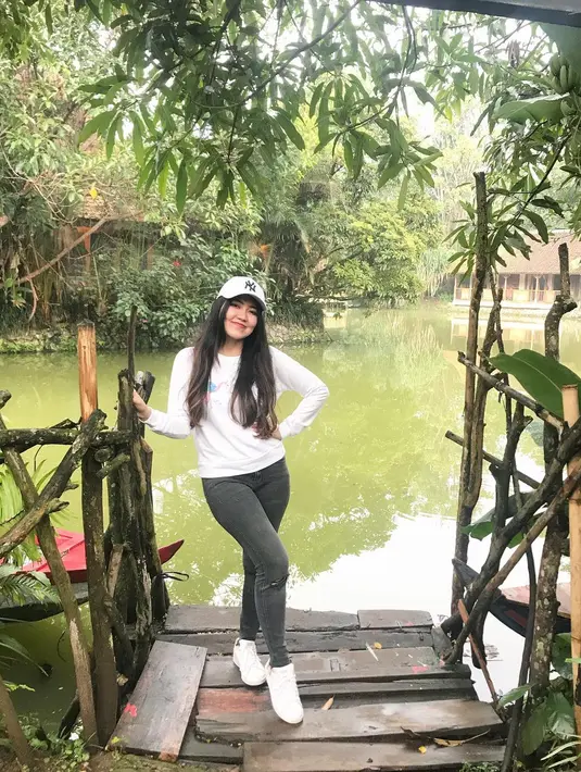 "Dulu pernah ikut dua kali. Dulu barengan ujian pas SMA kelas 3. Sudah panas-panasan, ikut antre," kata Via Vallen. (Instagram/viavallen)