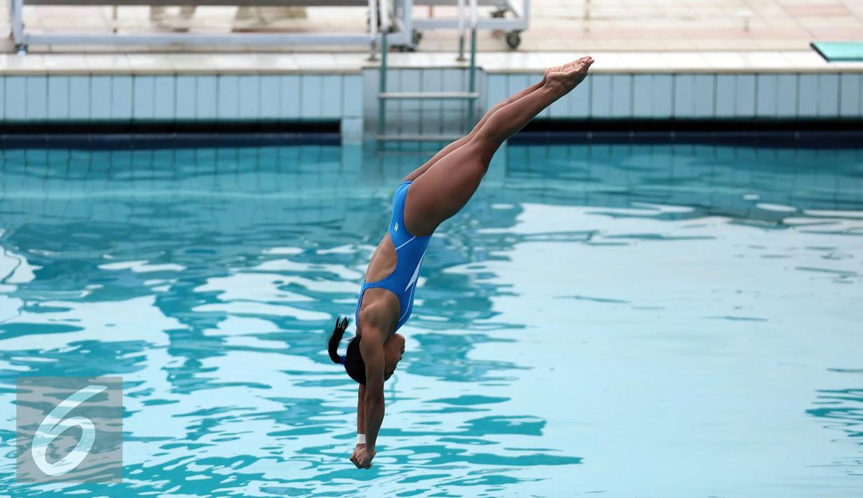 Atlet loncat indah Jawa Timur, Della Dinarsari Harimurti saat masuk kolam usai beraksi pada menara loncatan individu putri PON XIX Jabar di Kolam Renaang UPI, Bandung, Jumat (23/9). Della meraih emas dengan 263.45 poin. (Liputan6.com/Helmi Fithriansyah)