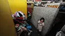 Adik Sony Wakwaw saat berada dirumahnya yang lama di pemukiman pemulung di kawasan Cibubur, Jakarta Timur. Foto diambil pada Kamis (4/12/2014). (Liputan6.com/Herman Zakharia)