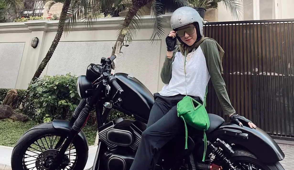 Wanita kelahiran Banjarmasin ini selalu tampil keren saat naik motor gedenya. Ia juga tak lupa mengenakan helm dan sarung tangan saat naik motor. Kacamata yang dipakainya pun membuat Olla makin menawan.(Liputan6.com/IG/@ollaramlan)
