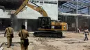 Suasana pembongkaran sebuah bangunan showroom mobil setengah jadi di Jalan Ampera Raya Nomor 59, Pasar Minggu, Jakarta, Rabu (24/6/2015). Bangunan tersebut dibongkar karena menyalahi perizinan.(Liputan6.com/JohanTallo)