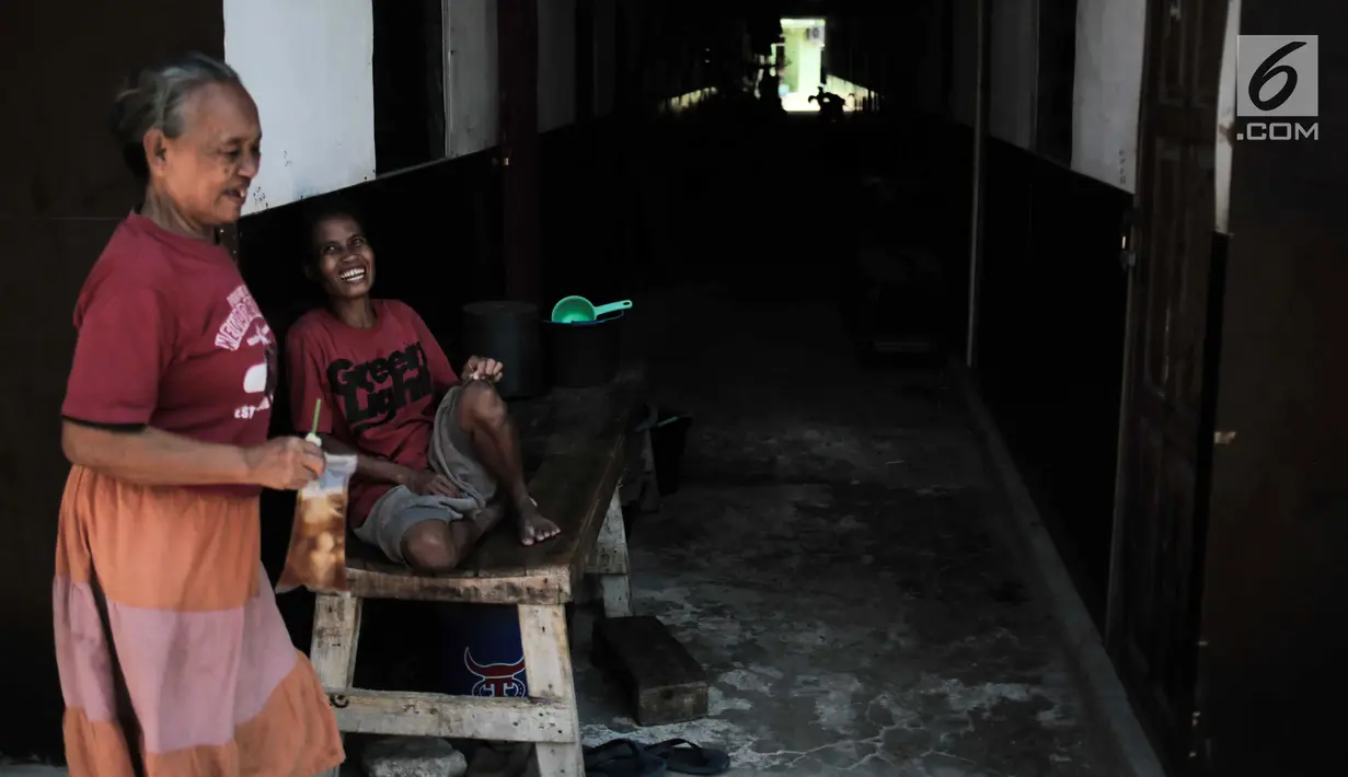 Warga aktivitas di dekat "shelter" atau hunian sementara di Kampung Akuarium, Jakarta, Kamis (22/8/2019). Warga Kampung Akuarium berharap Pemprov DKI Jakarta segera menyediakan hunian tetap di kawasan tersebut setelah dua tahun menempati hunian sementara. (Liputan6.com/Faizal Fanani)