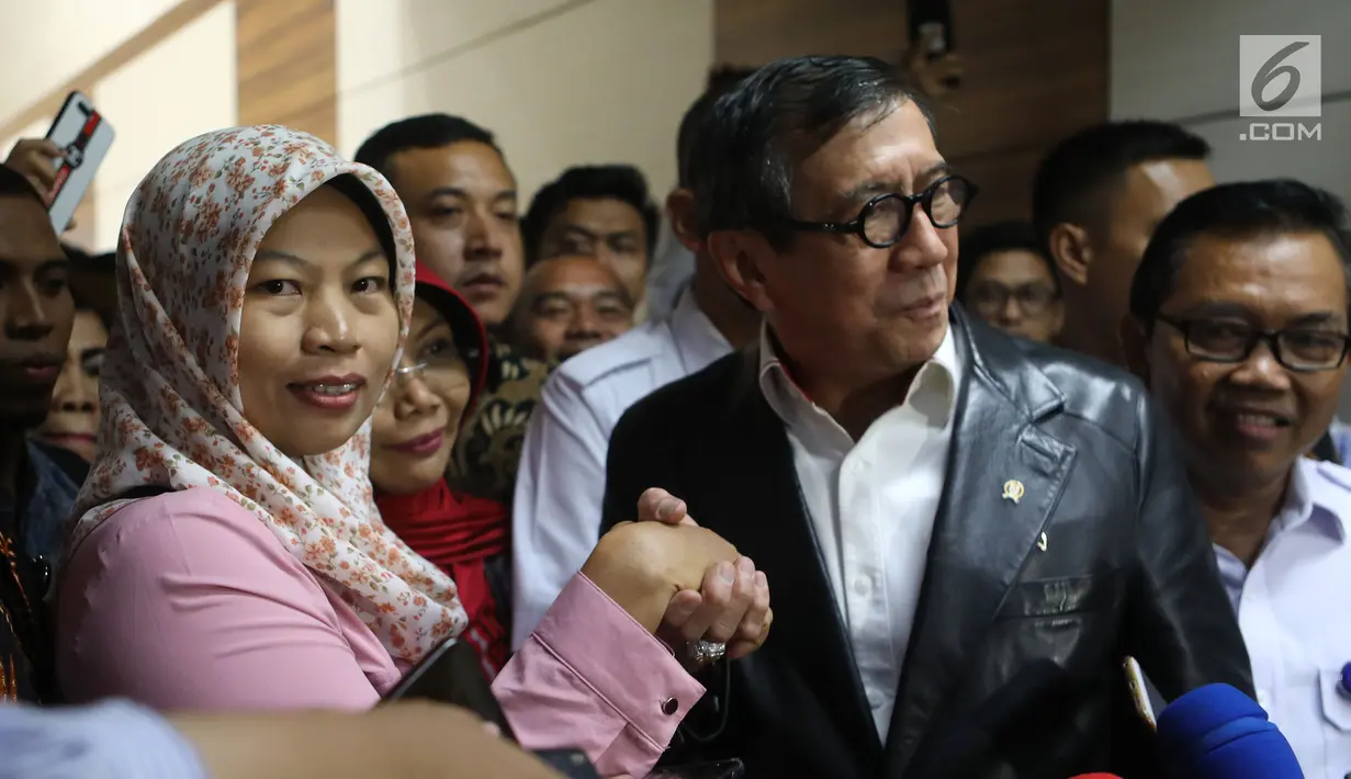Menkumham Yasonna Laoly (kanan) bersama Baiq Nuril memberikan keterangan pers usai rapat dengan Komisi III DPR di Gedung Nusantara II, Jakarta, (24/7/2019). DPR setuju Presiden Joko Widodo atau Jokowi memberikan amnesti kepada Baiq Nuril. (Liputan6.com/JohanTallo)