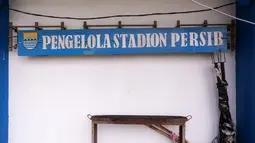 Papan bertuliskan "Pengelolaan Stadion Persib" di Stadion Sidolig yang terletak di Batununggal, Kota Bandung, Jawa Barat pada Sabtu (21/10/2023) WIB. Sejak kepemilikannya beralih ke Pemerintah Kota (Pemkot) Bandung, Stadion Sport in de Openlucht is Gezond alias Sidolig berganti nama menjadi Stadion Persib. (Bola.com/Bagaskara Lazuardi)