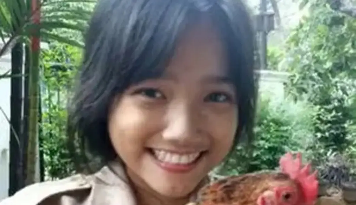 Artis kelahiran 3 November 2002 ini juga sering iseng di beberapa momen. Seperti saat Fuji membawa ayam di pangkuannya. Foto Fuji saat SMA ini terlihat ceria dengan senyum lebar merekah di wajahnya. (Liputan6.com/IG/fuji_an)