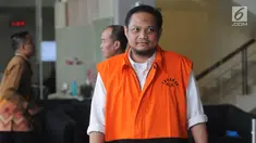 Tersangka panitera pengganti PN Medan Helpandi usai menjalani pemeriksaan di Gedung KPK, Jakarta, Rabu (31/10). Helpandi diperiksa dalam kasus dugaan tindak pidana korupsi menerima hadiah atau janji terkait dengan putusan perkara (Merdeka.com/Dwi Narwoko)
