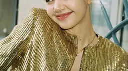 Penyanyi rap asal Thailand ini mengikat rambutnya ke belakang. Lisa memiliki seyuman khas yang manis, namun jarang terlihat pada postingan Instagramnya. (Instagram/@lalalalisa_m)