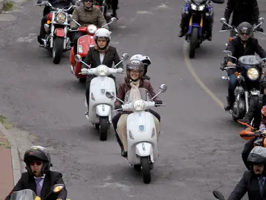 Sejumlah pecinta motor klasik menyemarakkan konvoi Distinguished Gentleman's Ride 2016 di Quito, Ekuador, Minggu (25/9). Distinguished Gentleman's Ride 2016 merupakan kegiatan amal untuk penderita kanker prostat di seluruh dunia. (REUTERS / Kevin Granja)