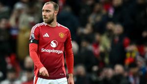 Gelandang Manchester United asal Denmark bernomor punggung 14, Christian Eriksen, bereaksi di akhir pertandingan Liga Primer Inggris antara Manchester United dan Crystal Palace di Old Trafford di Manchester, Inggris barat laut, pada tanggal 2 Februari 2025. Crystal Palace menang 2-0 atas Manchester United. (Paul ELLIS/AFP)