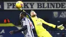 Pemain West Bromwich Albion, Mbaye Diagne, berebut bola dengan kiper Manchester United, David de Gea, pada laga Liga Inggris di Stadion Hawthorns, Minggu (14/2/2021). Kedua tim bermain imbang 1-1. (Nick Potts/Pool Photo via AP)